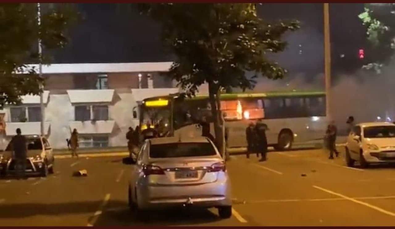 Ônibus sendo incendiado por ato de vandalismo de bolsonaristas