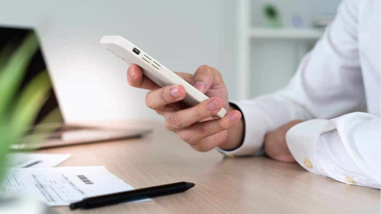 Pessoa segurando aparelho celular