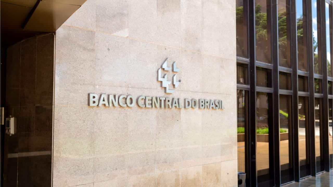 Fachada do BC (Banco Central do Brasil) com um fundo em granito bege