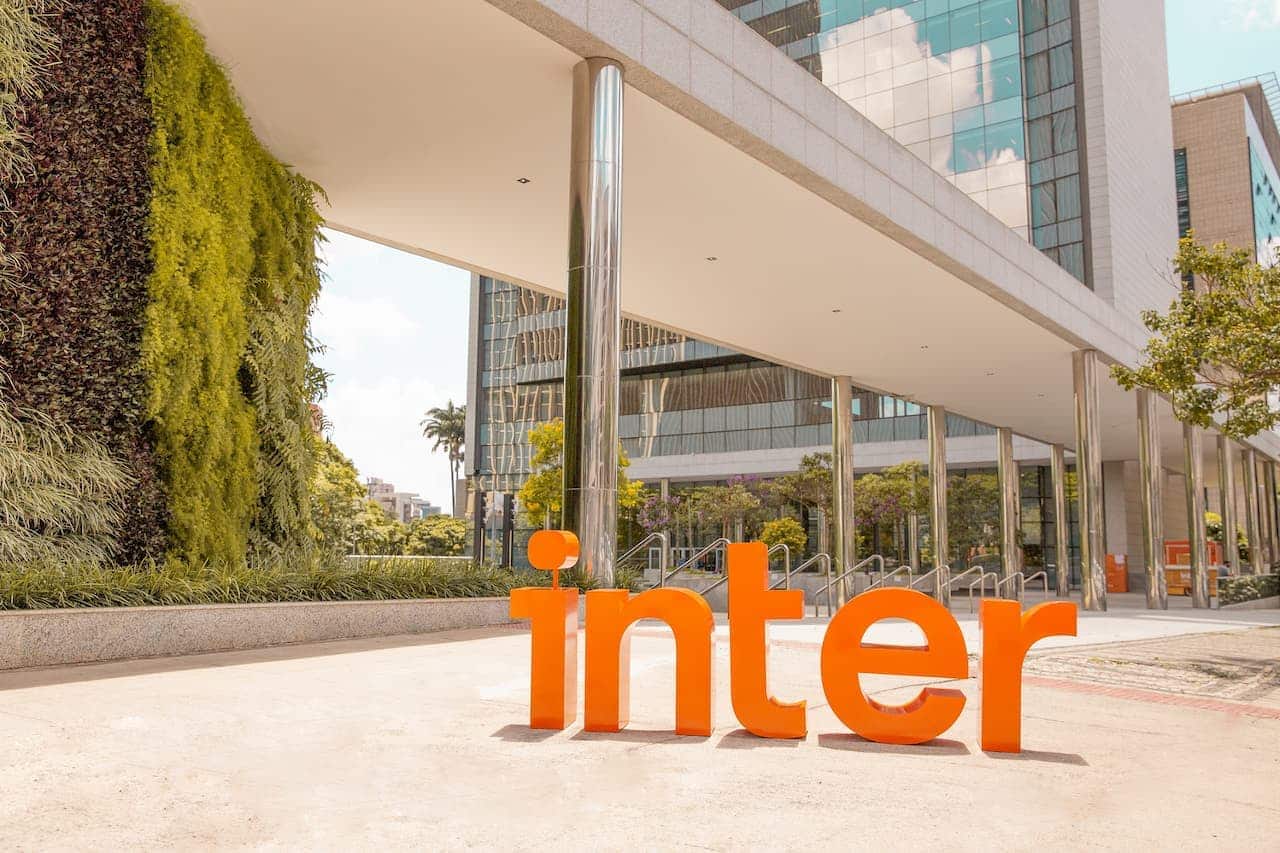 Fachada do prédio do banco Inter com letreiro laranja