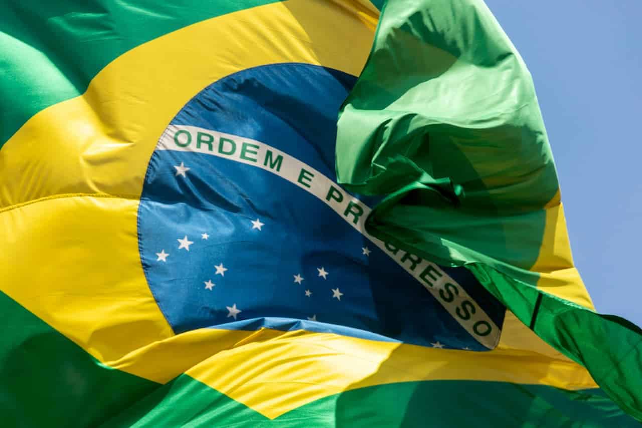Bandeira do Brasil em movimento