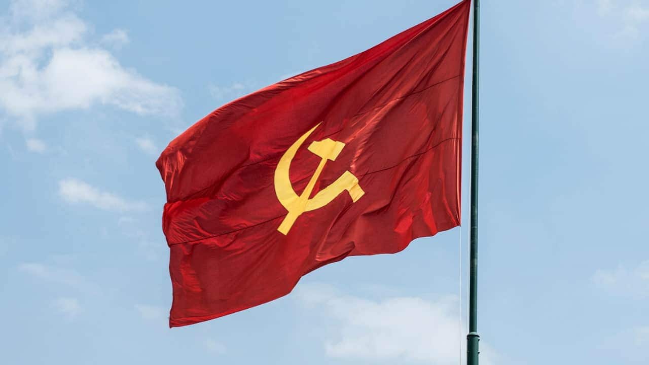 imagem de bandeira comunista no ar