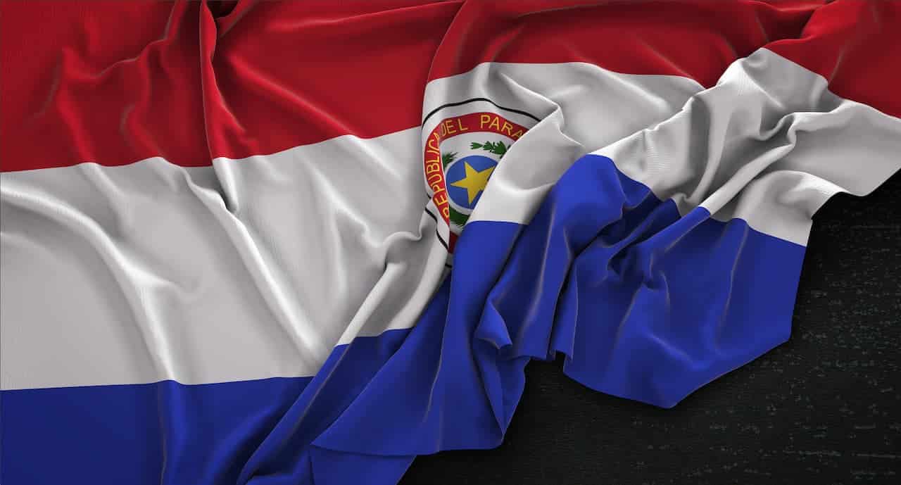 Foto da bandeira do Paraguai franzida