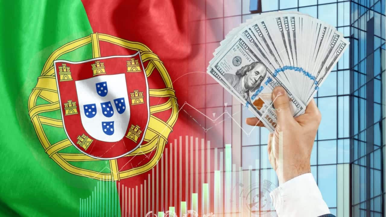 Bandeira de Portugal ao lado de uma mão segurando várias cédulas de dinheiro