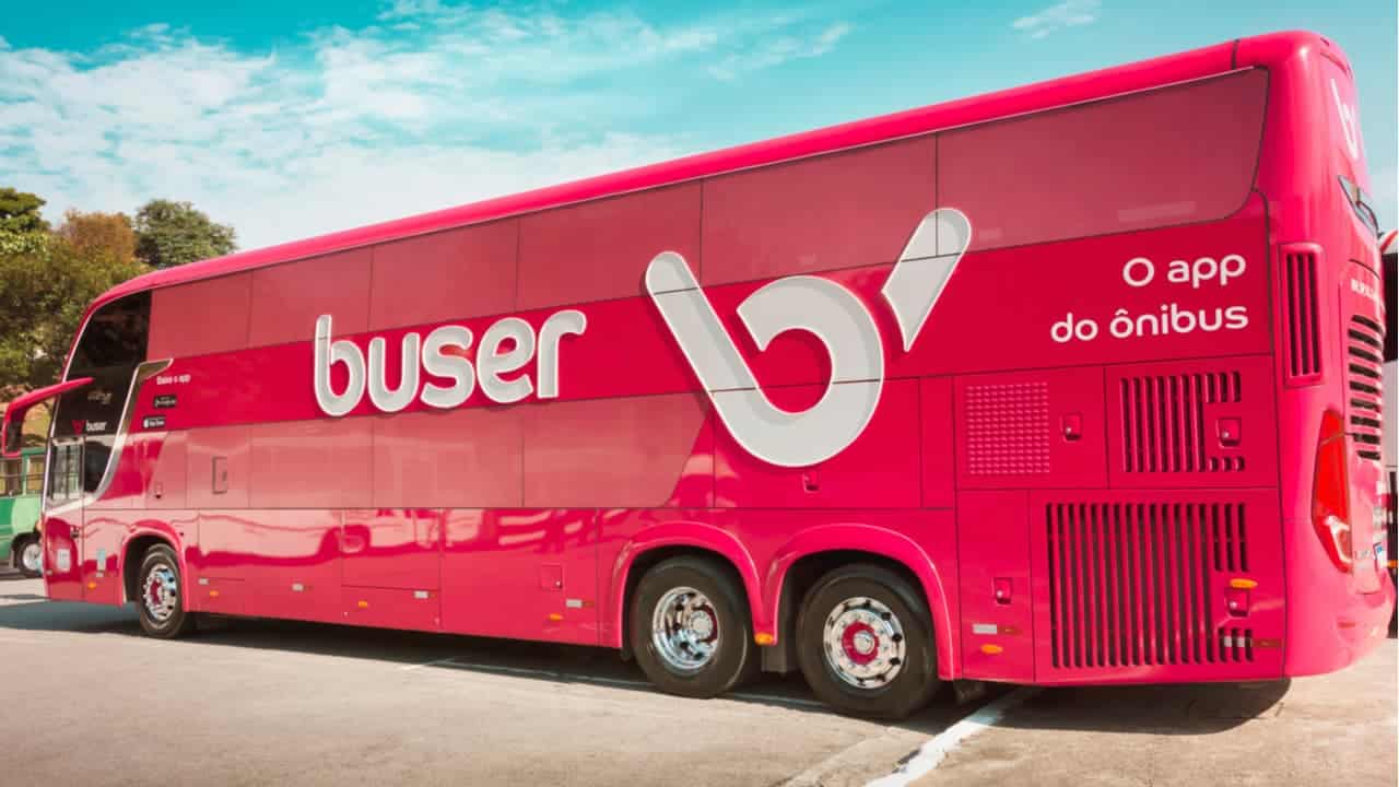 Um ônibus com a logo da Buser