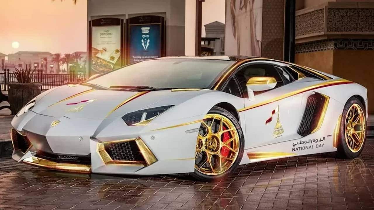 Imagem de carro de luxo com partes de ouro