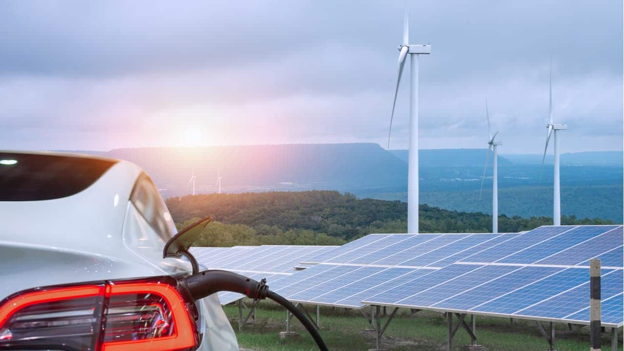 carro de energia elétrica e solar para geração de eletricidade, pluga em cabo de alimentação elétrica a luz do sol