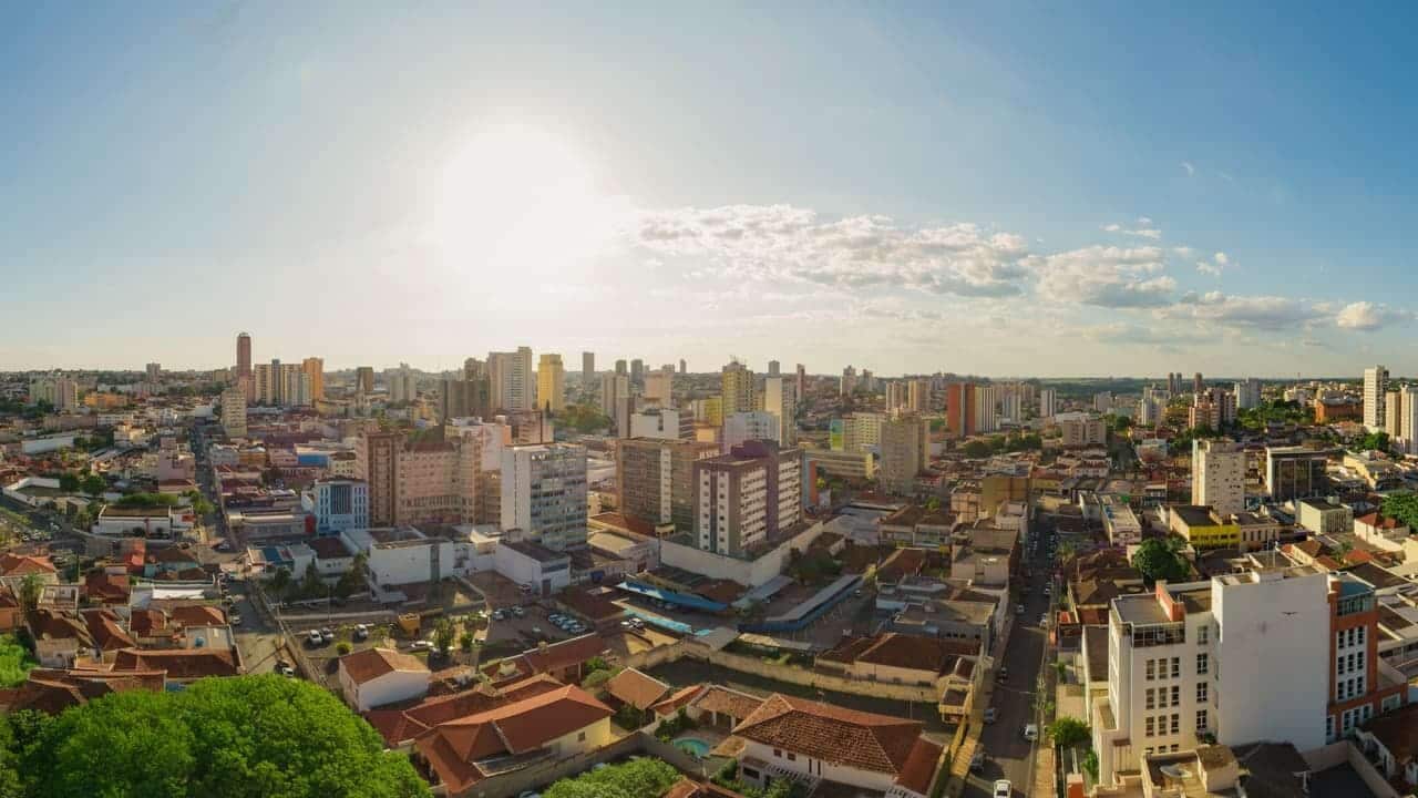 Foto ampla de prédios e casas de uma cidade com qualidade de vida boa