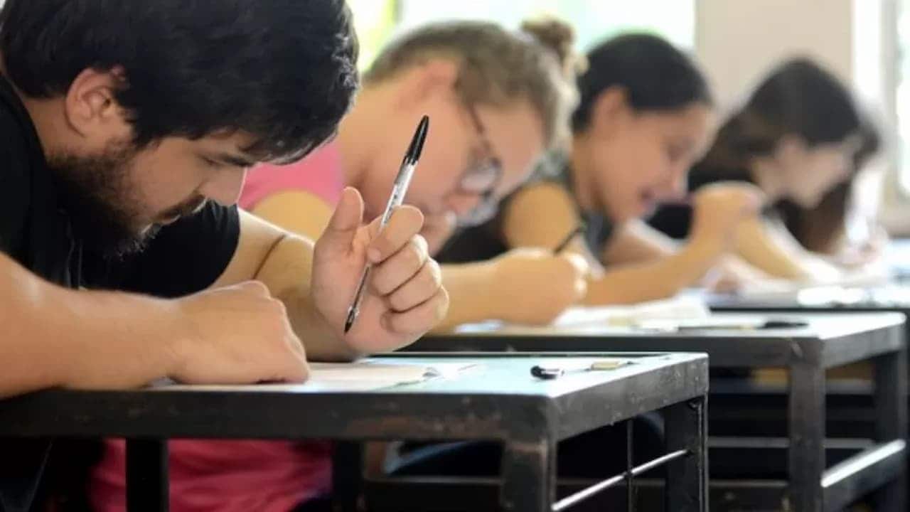 Pessoas em sala fazendo prova