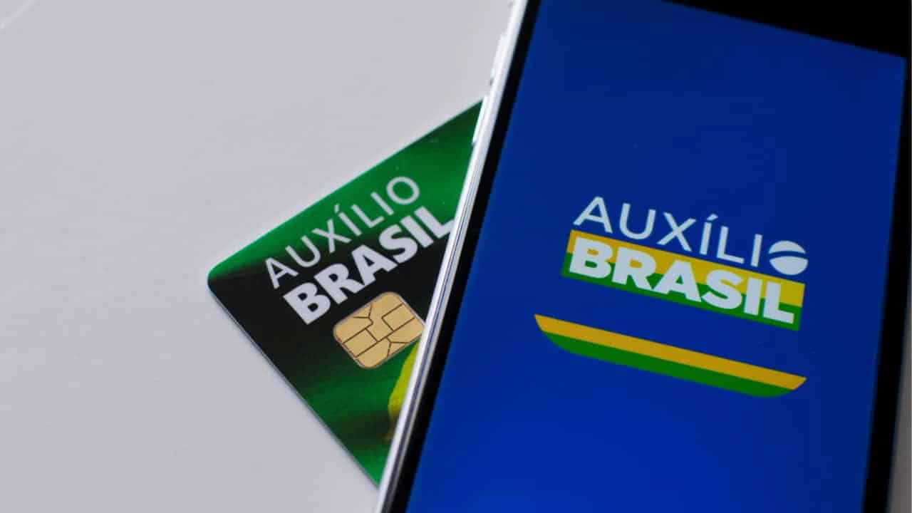Celular exibindo tela inicial do aplicativo Auxílio Brasil