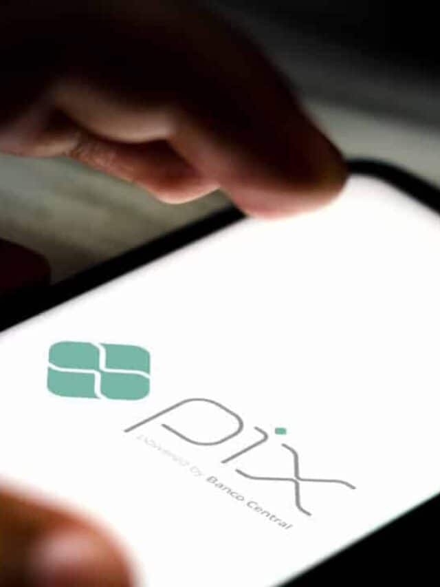 Celular mostrando logo do PIX, com uma mão em cima