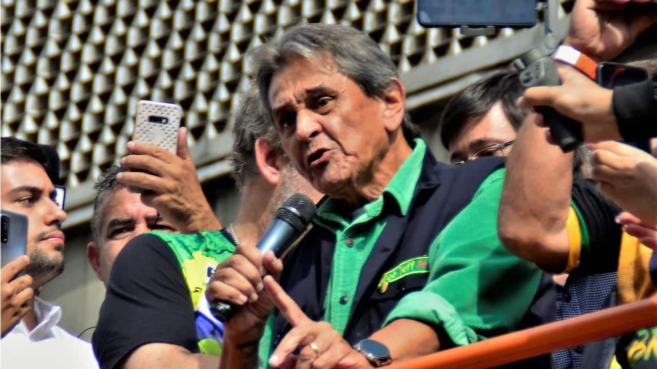 Roberto Jefferson discursando em palanque