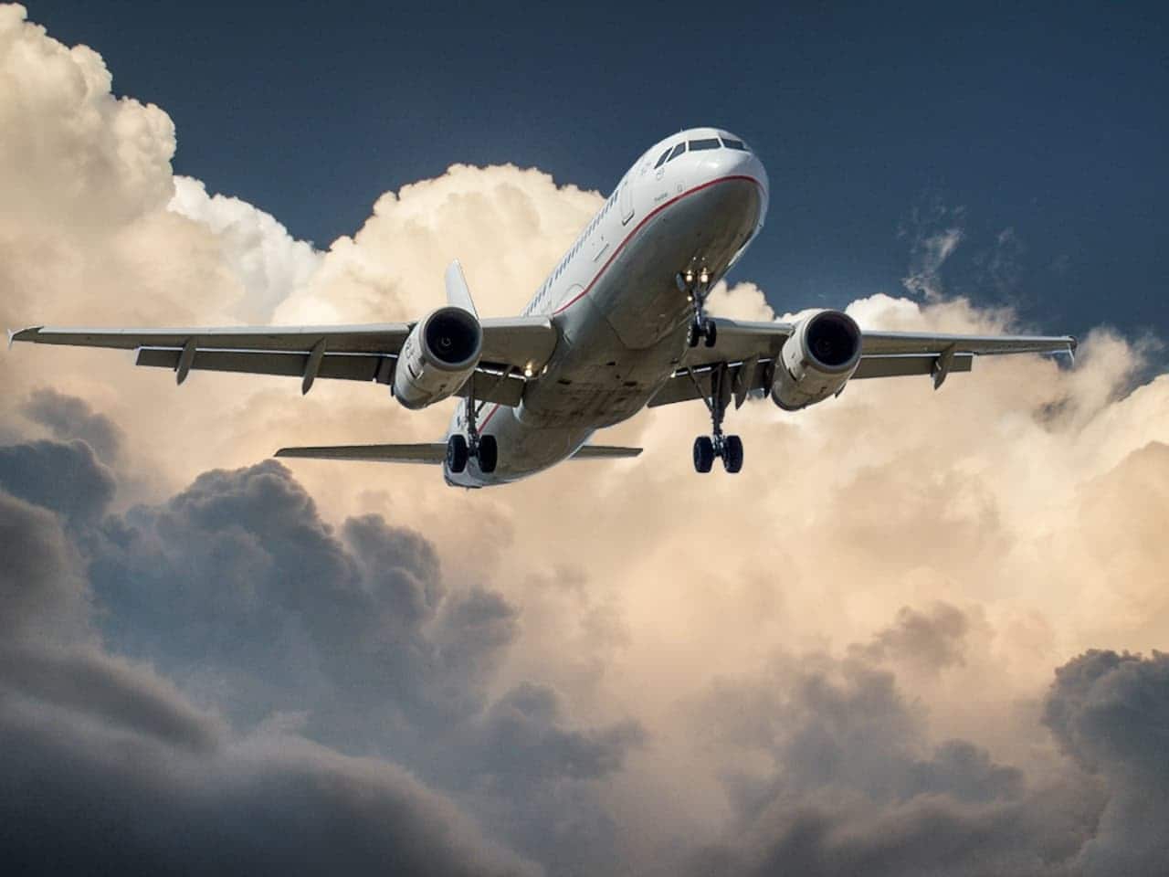 Imagem de um avião voando.