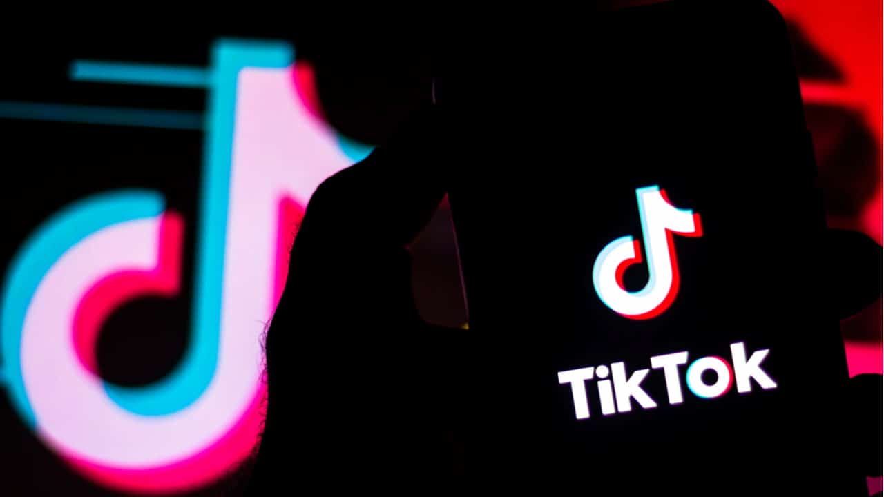 Logo do TikTok em uma tela grande
