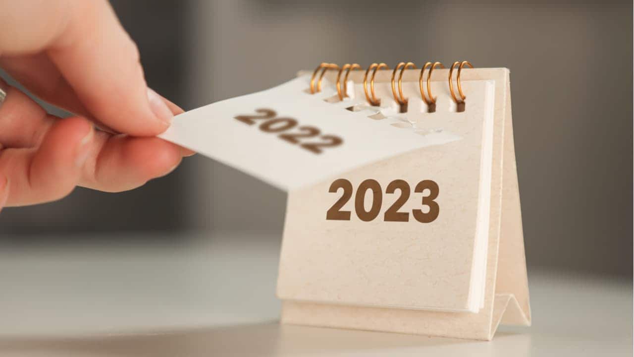 imagem de calendário virando para fim de ano