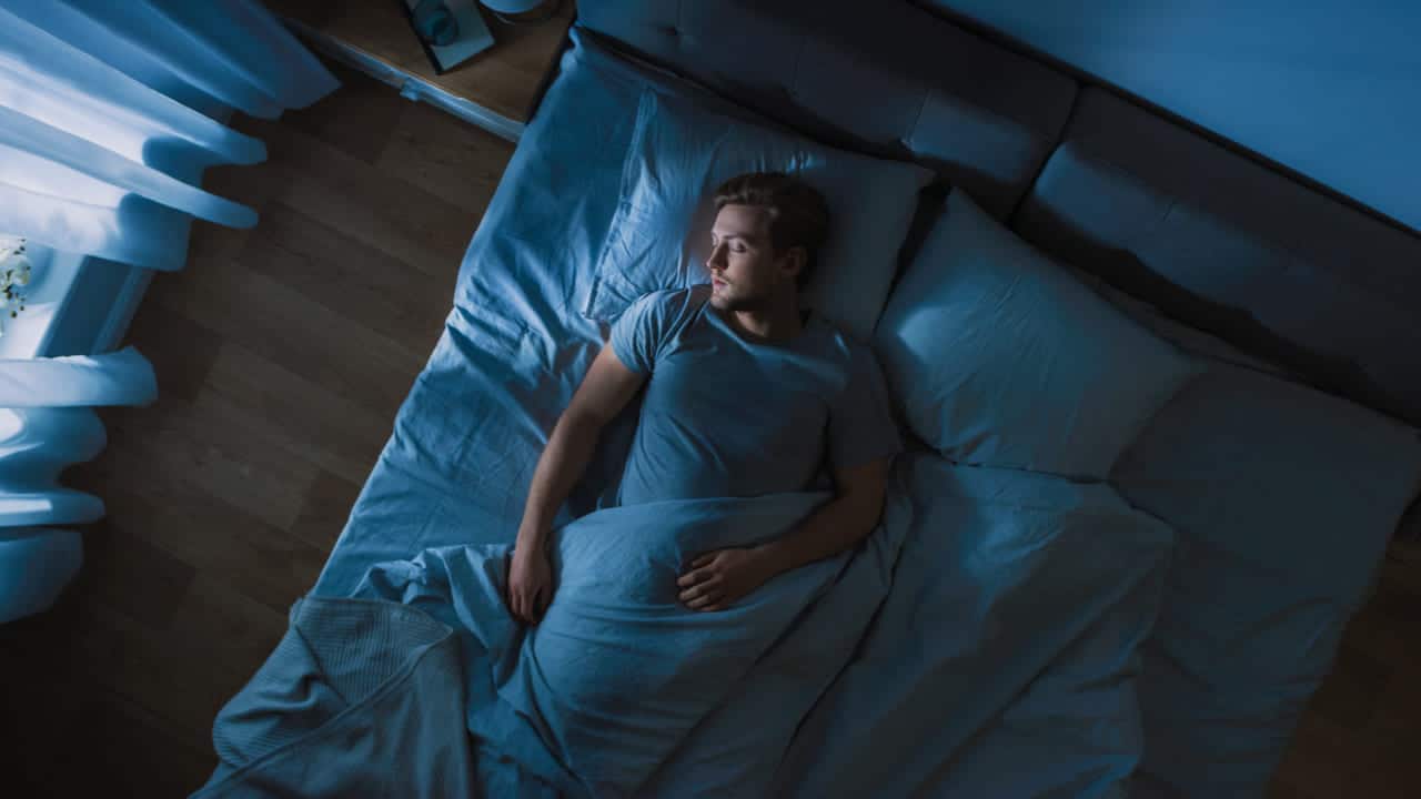 Imagem de um homem dormindo