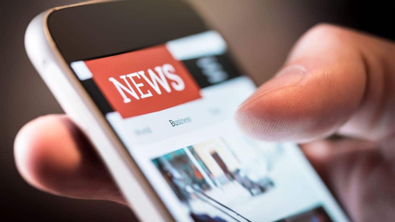 Imagem de um celular acessando um site de notícias