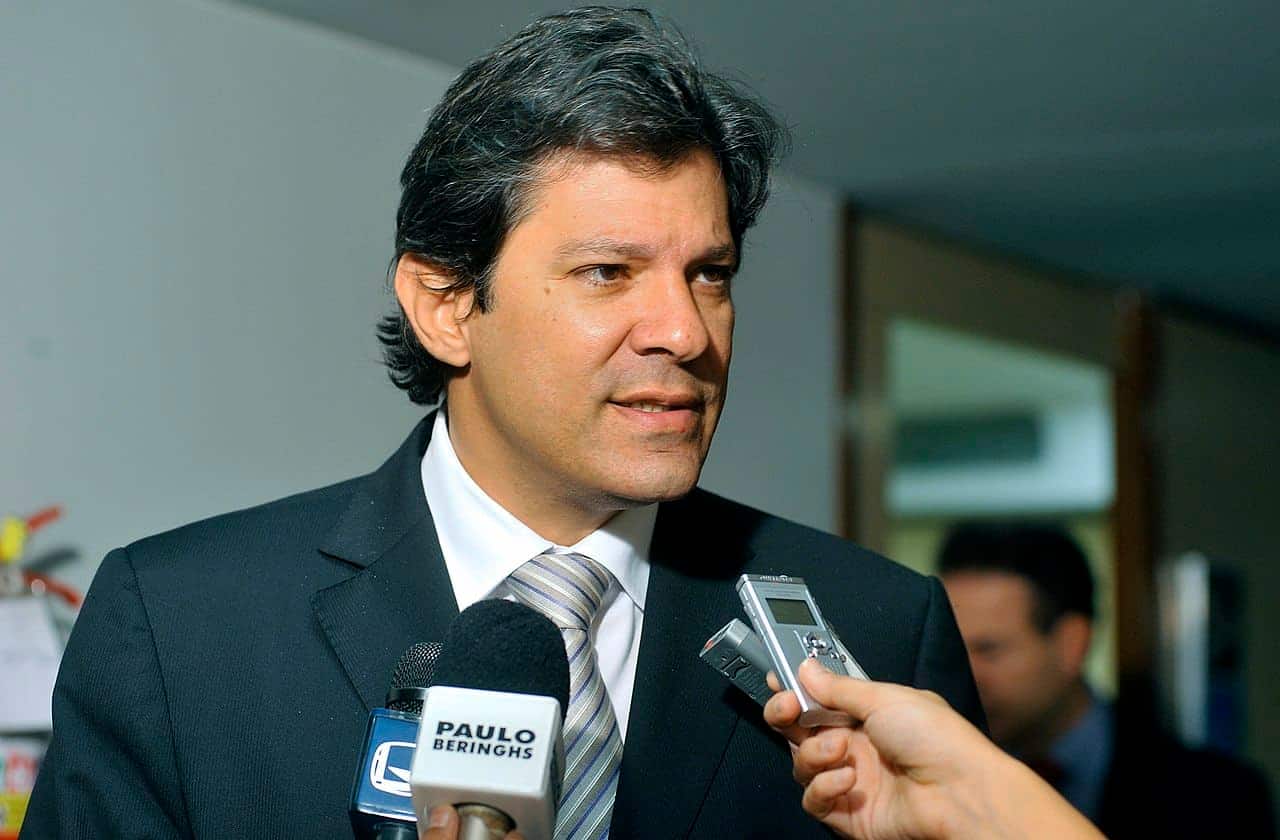 Imagem de Fernando Haddad concedendo entrevista.