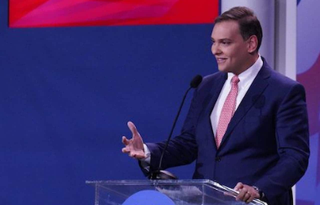 George Santos, deputado nos EUA, aparece discursando em palanque