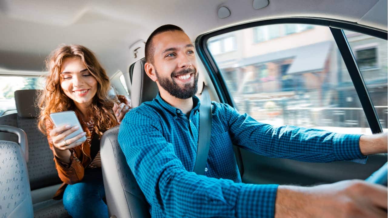 Motorista de aplicativo com passageira dentro de um carro - inDrive