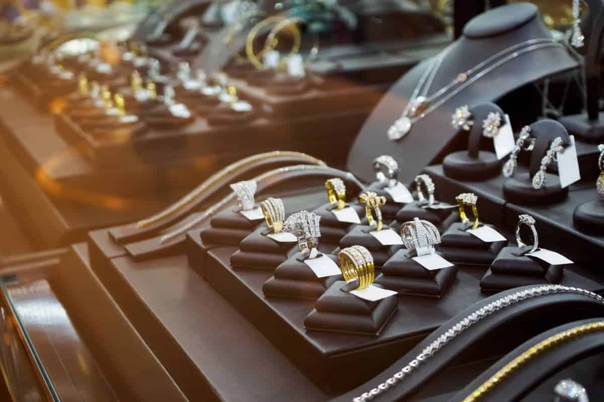imagem de pedras preciosas em vitrine de joalheria
