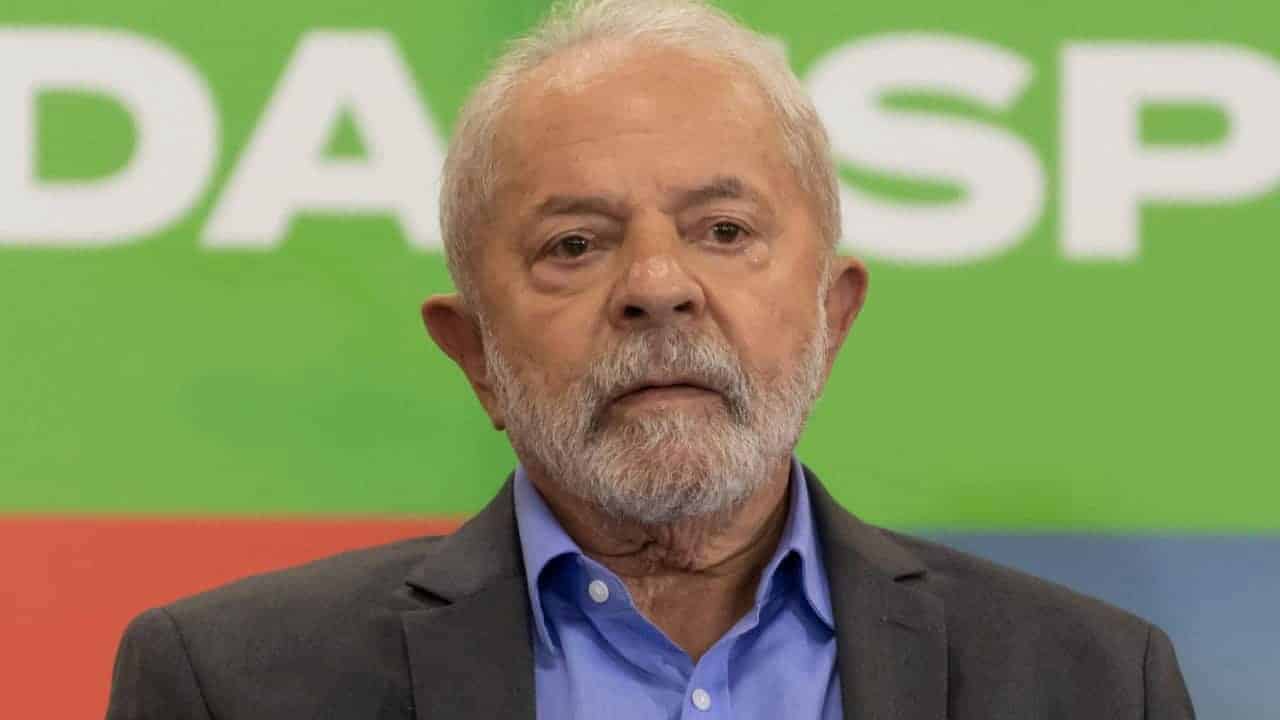 Presidente Lula com expressão séria