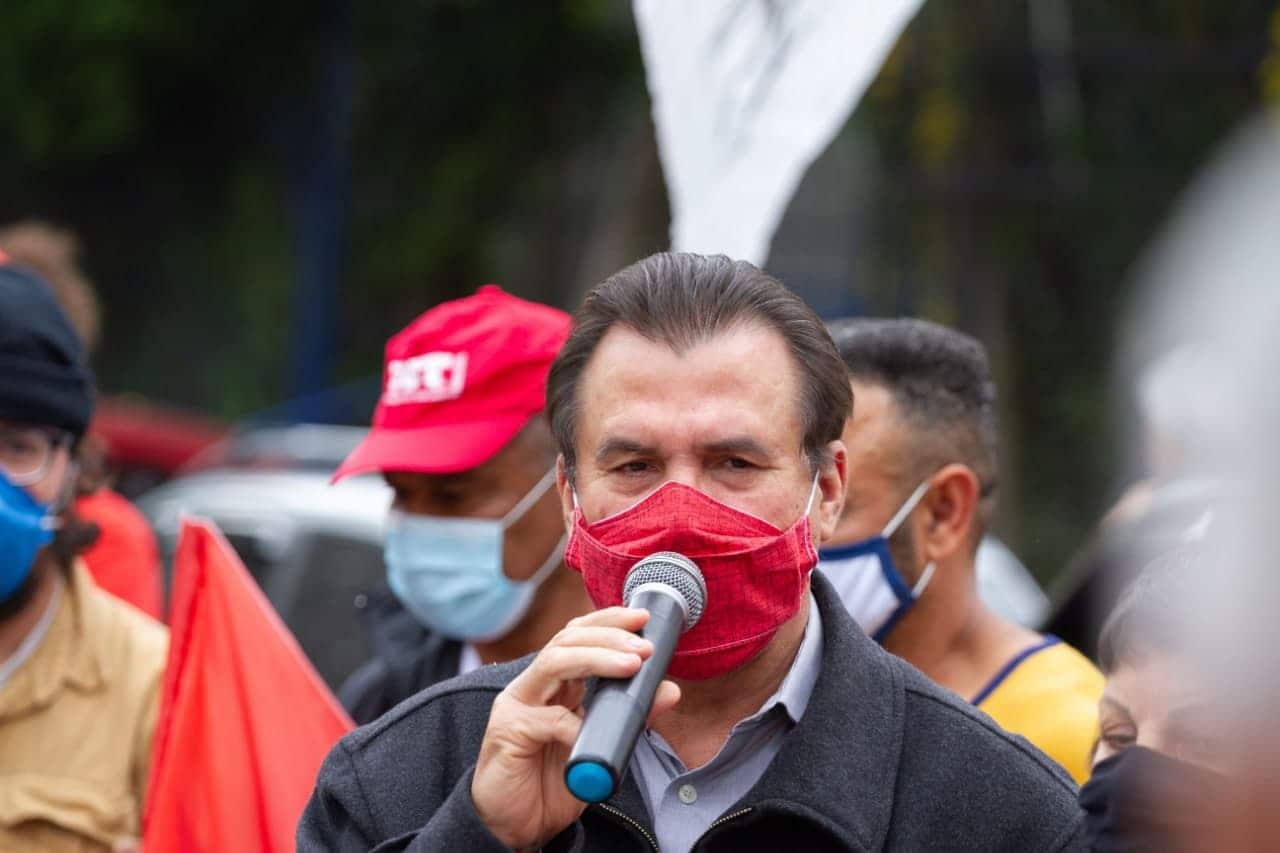 Futuro ministro de Lula, Luiz Marinho, com microfone na mão
