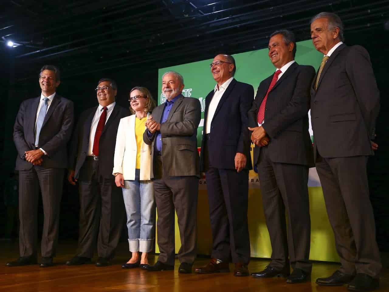 Lula e Geraldo Alckimin ao lado dos próximos ministros