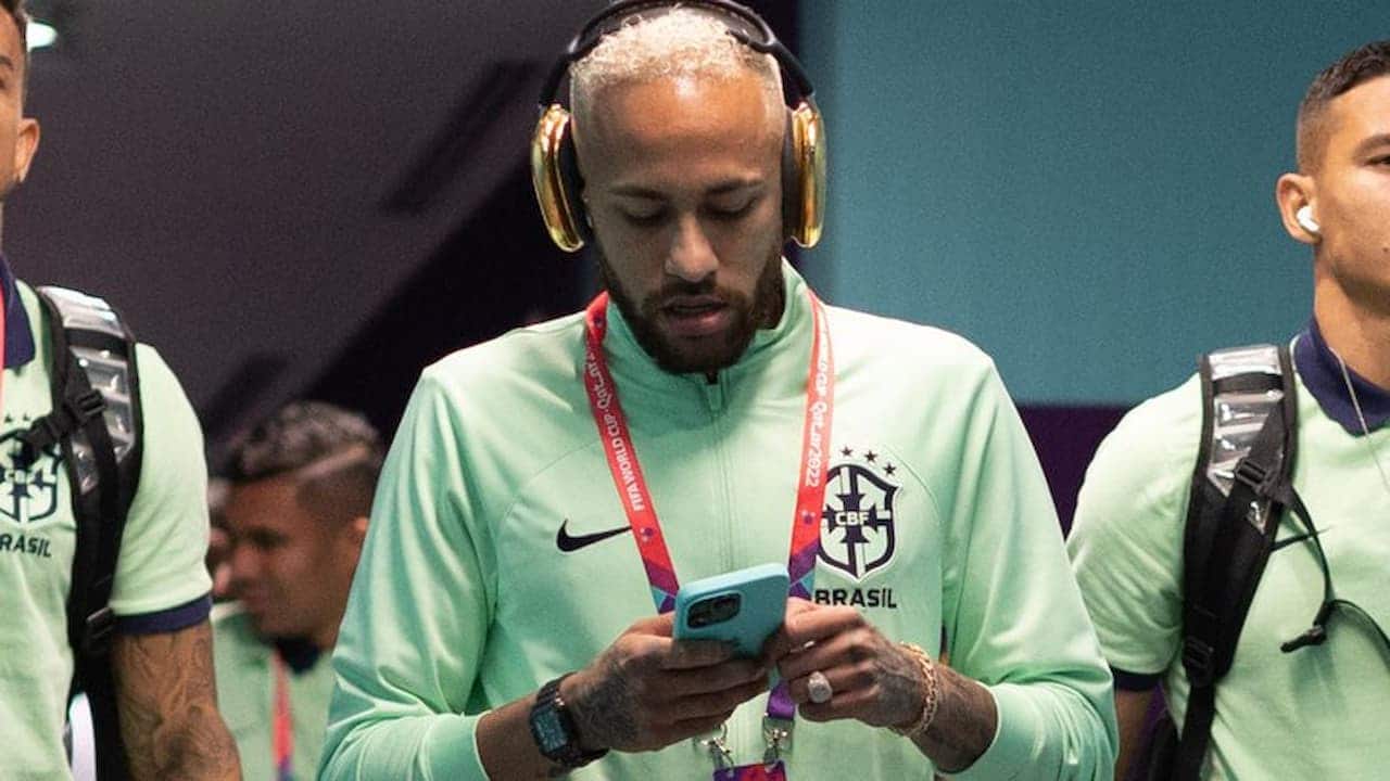 Neymar utilizando seu Airpods 'de ouro' na Copa do Mundo 2022