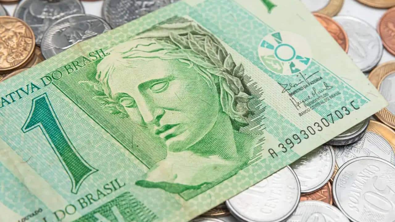 Nota de R$ 1 sobre moedas