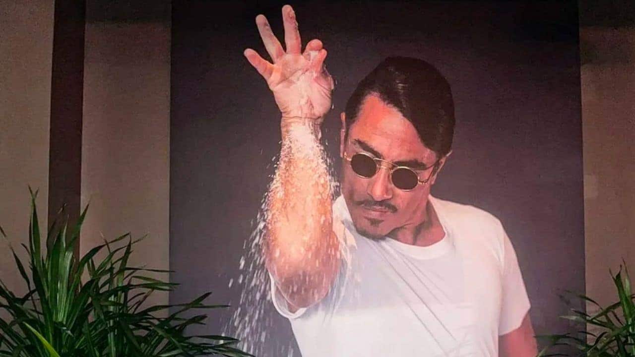 imagem do chef Nusret que tempera bife com ouro