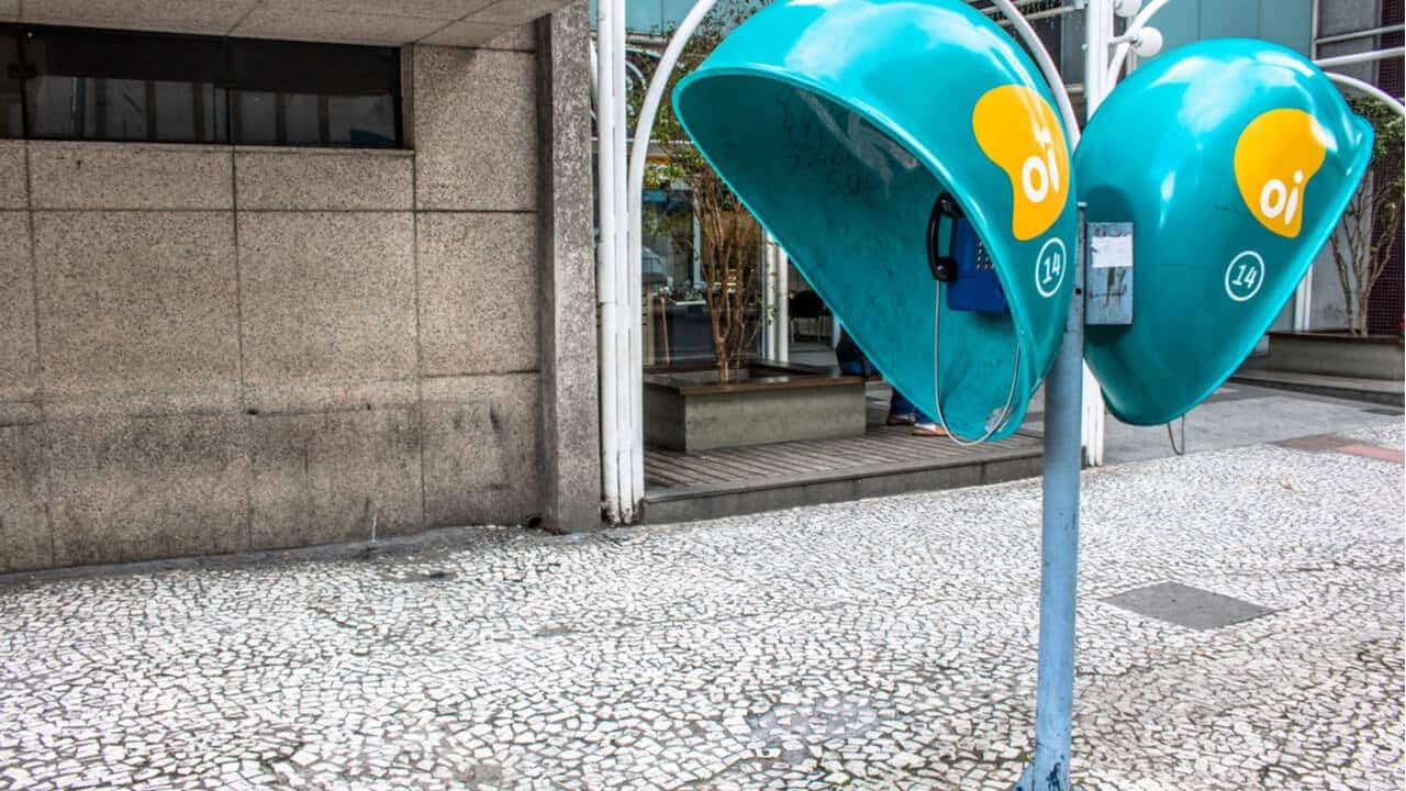 Foto de orelhões da Oi na rua