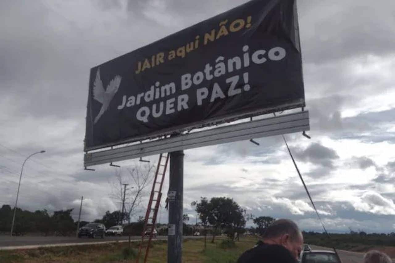 Outdoor contra Bolsonaro instalado por moradores
