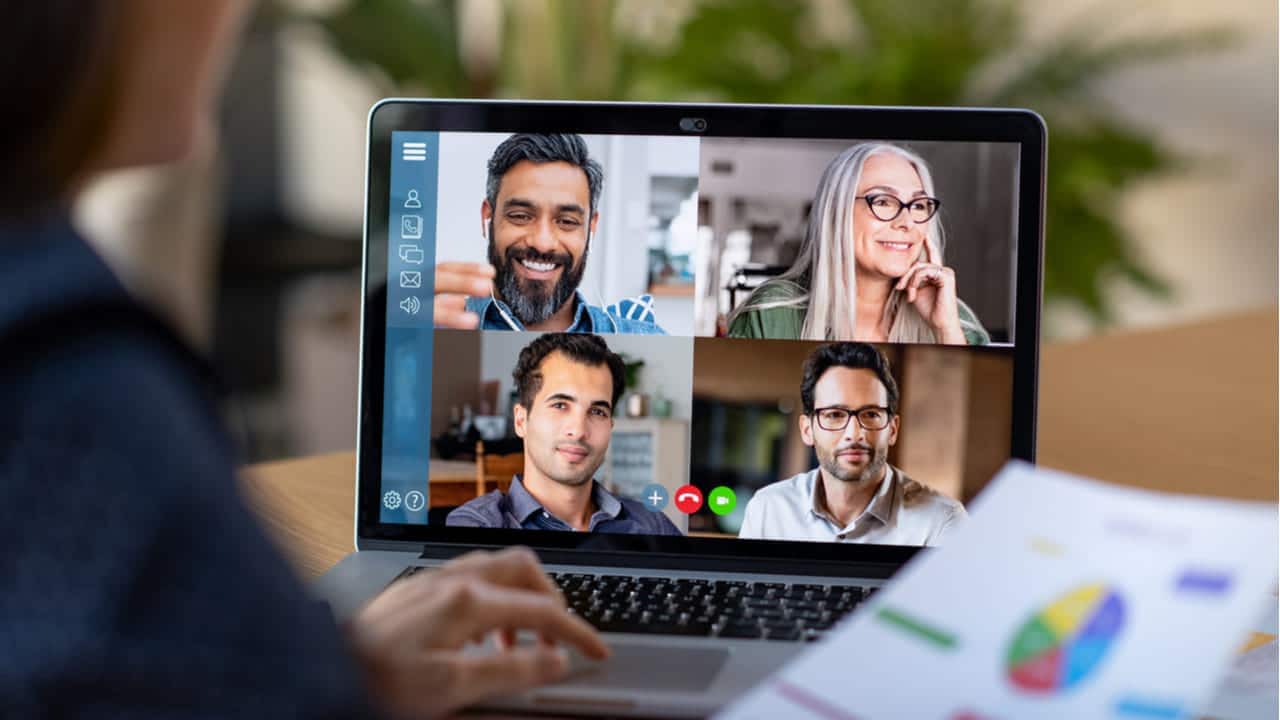 Imagem de uma pessoa em reunião no computador