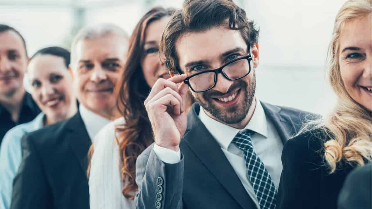 imagem de diversos profissionais em fileira