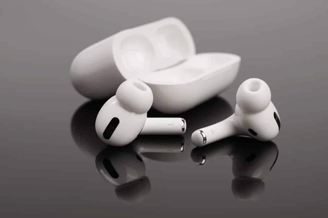 Imagem de um fone de ouvido na cor branca da empresa Apple