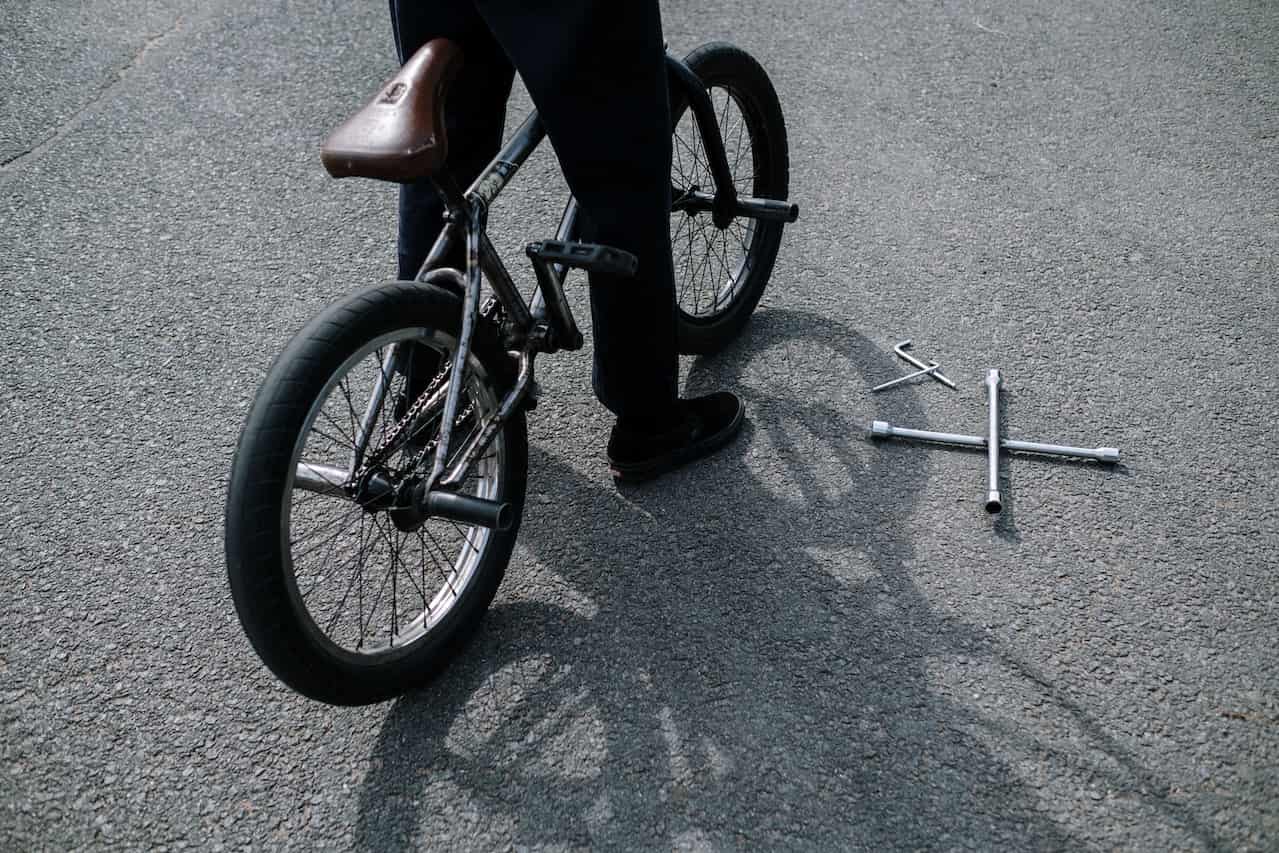 imagem de homem sentado em uma bicicleta