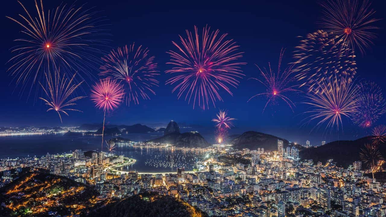Imagem de fogos de artificio sob a vista da praia de Copacabana, Rio de Janeiro