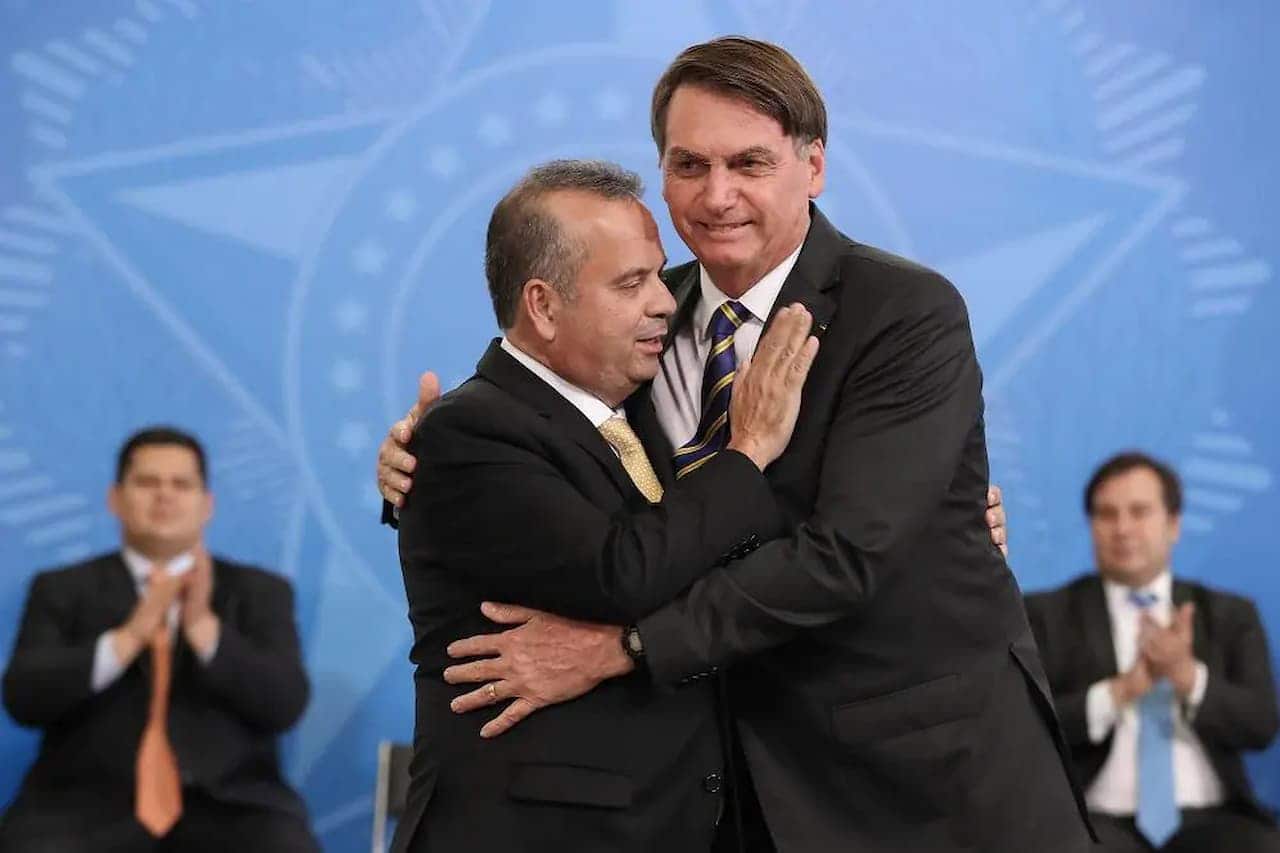 Jair Bolsonaro abraçando Roberto Marinho