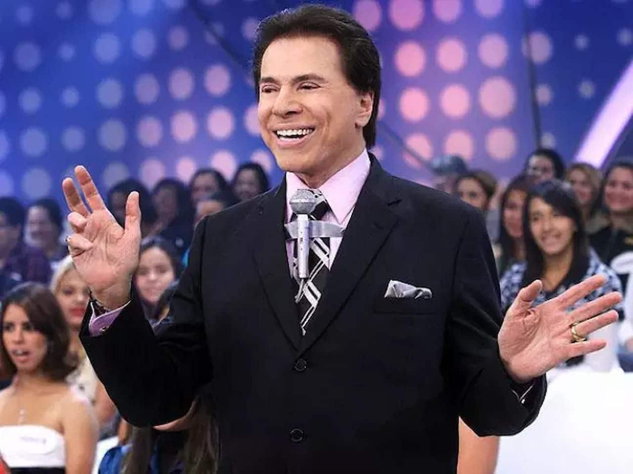apresentador e empresário Sílvio Santos em seu programa de auditório