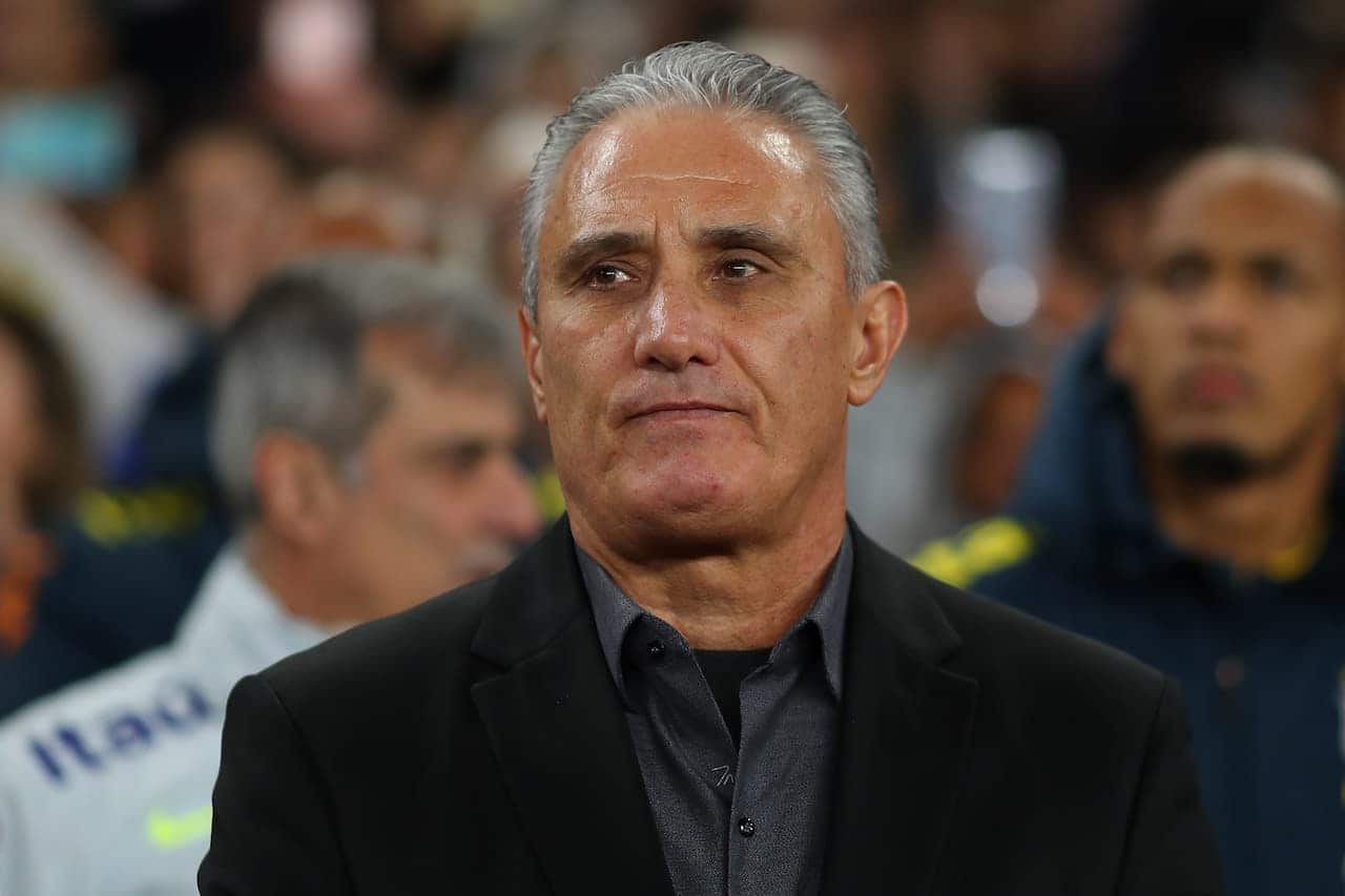 Tite de terno e com expressão séria