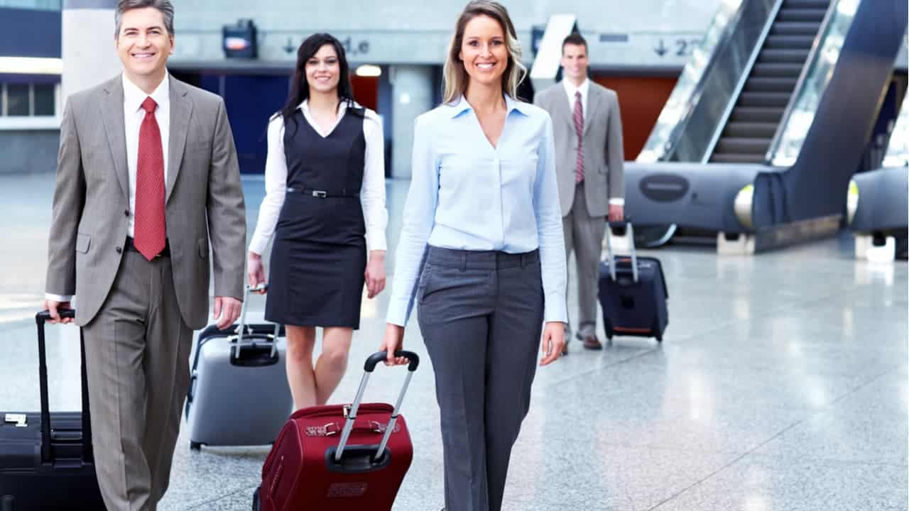 imagem de profissionais no aeroporto carregando malas