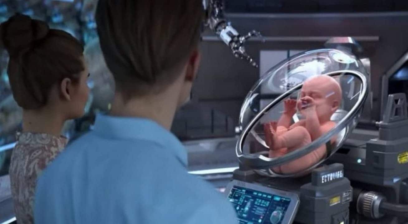 animação de homem e mulher observando útero artificial (cápsula com bebê dentro)