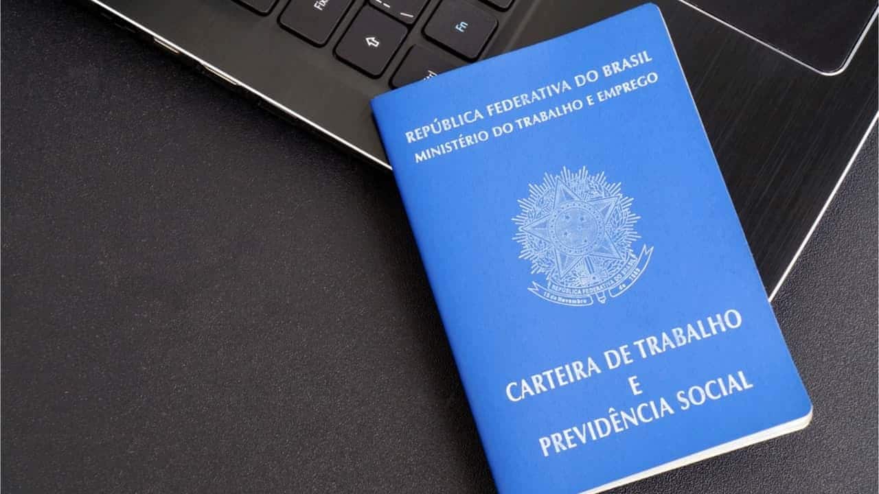 Carteira de trabalho encostada em um teclado