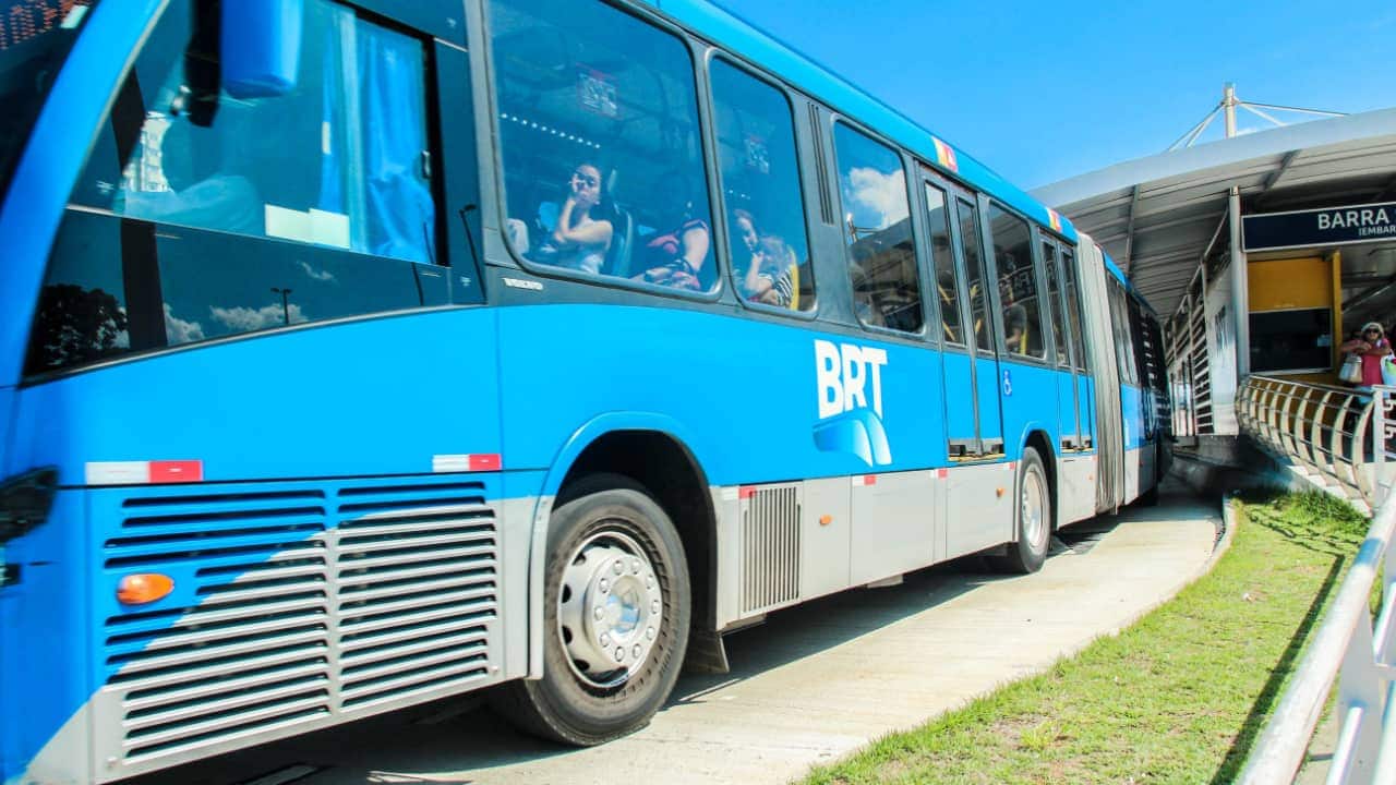imagem de ônibus BRT da MOBI no Rio de Janeiro