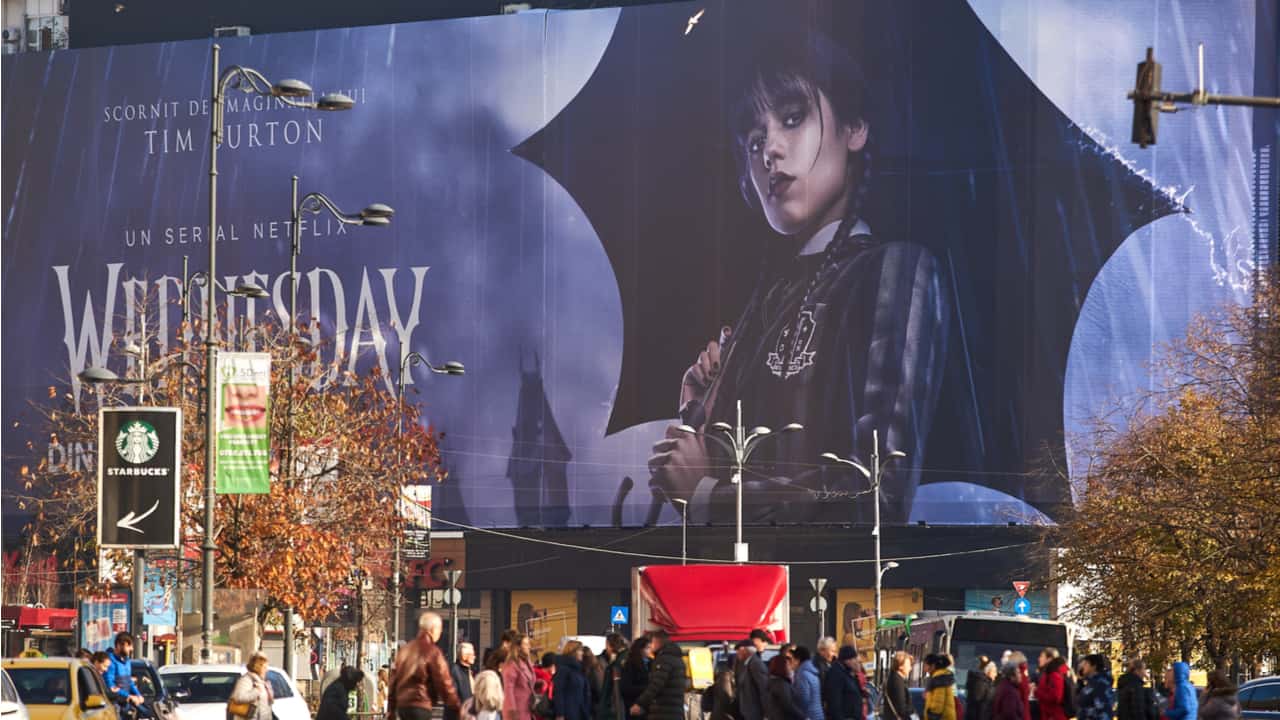 Outdoor com a atriz de Wandinha, nova série da Netflix