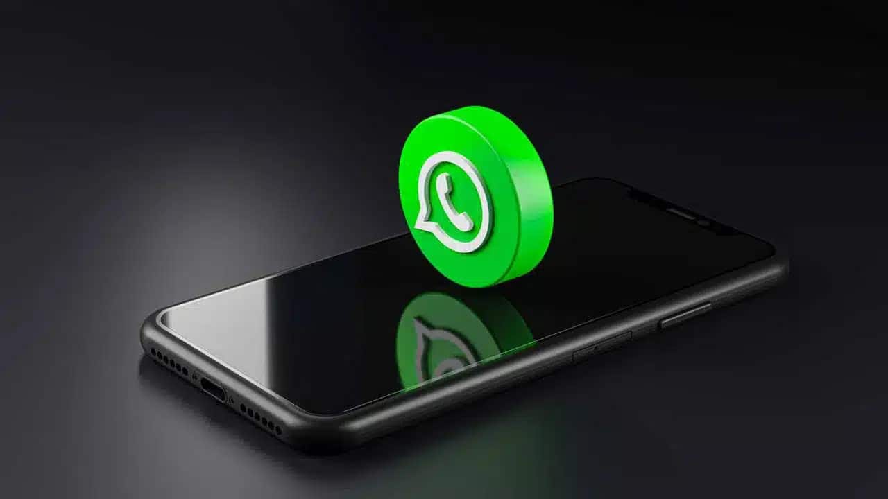Imagem mostra um celular com a logo do Whatsapp acima dele