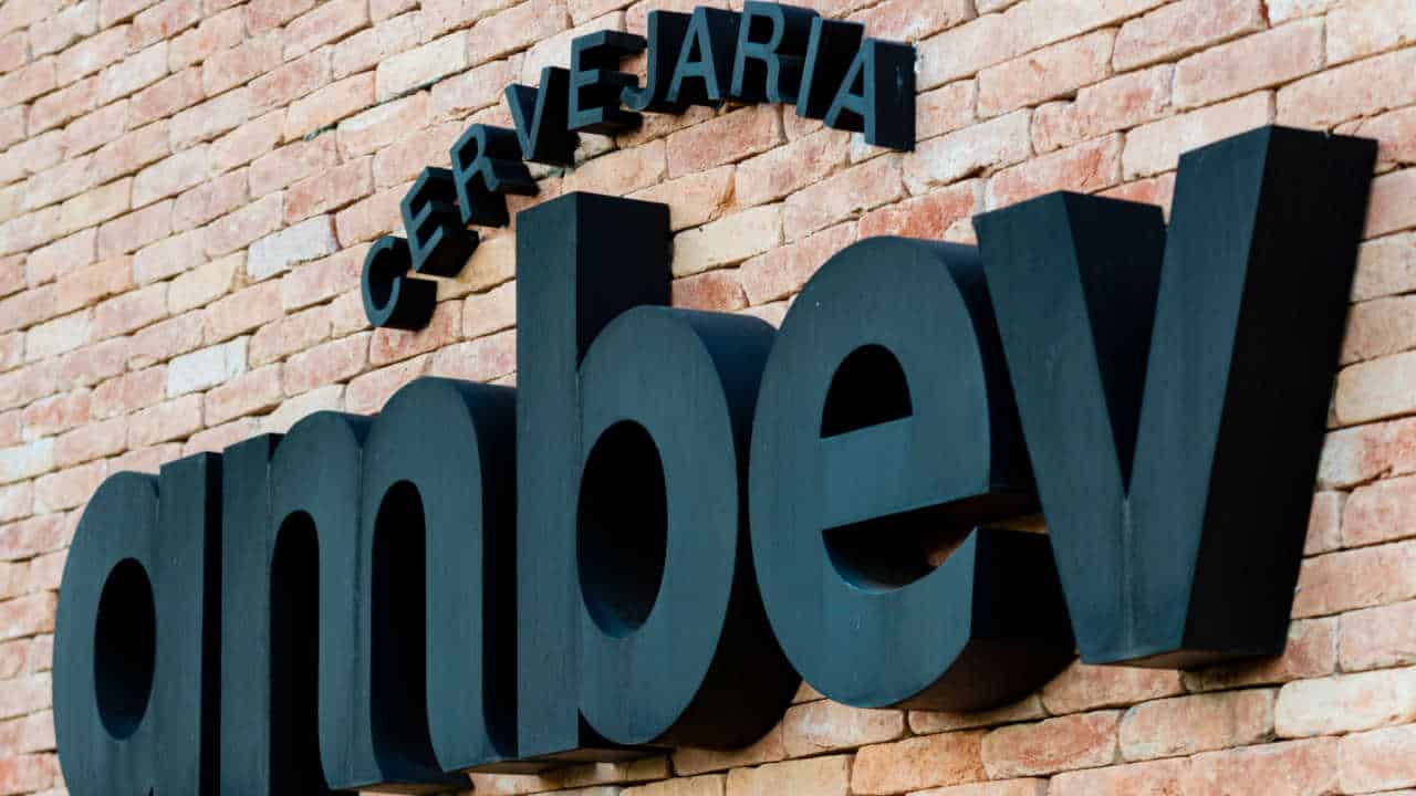 Fachada fábrica da Ambev com logo da empresa na parede