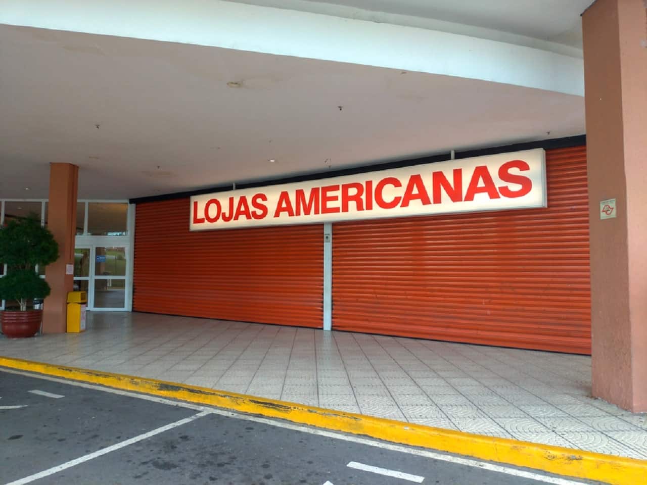 Imagem de uma loja da Americanas fechada.