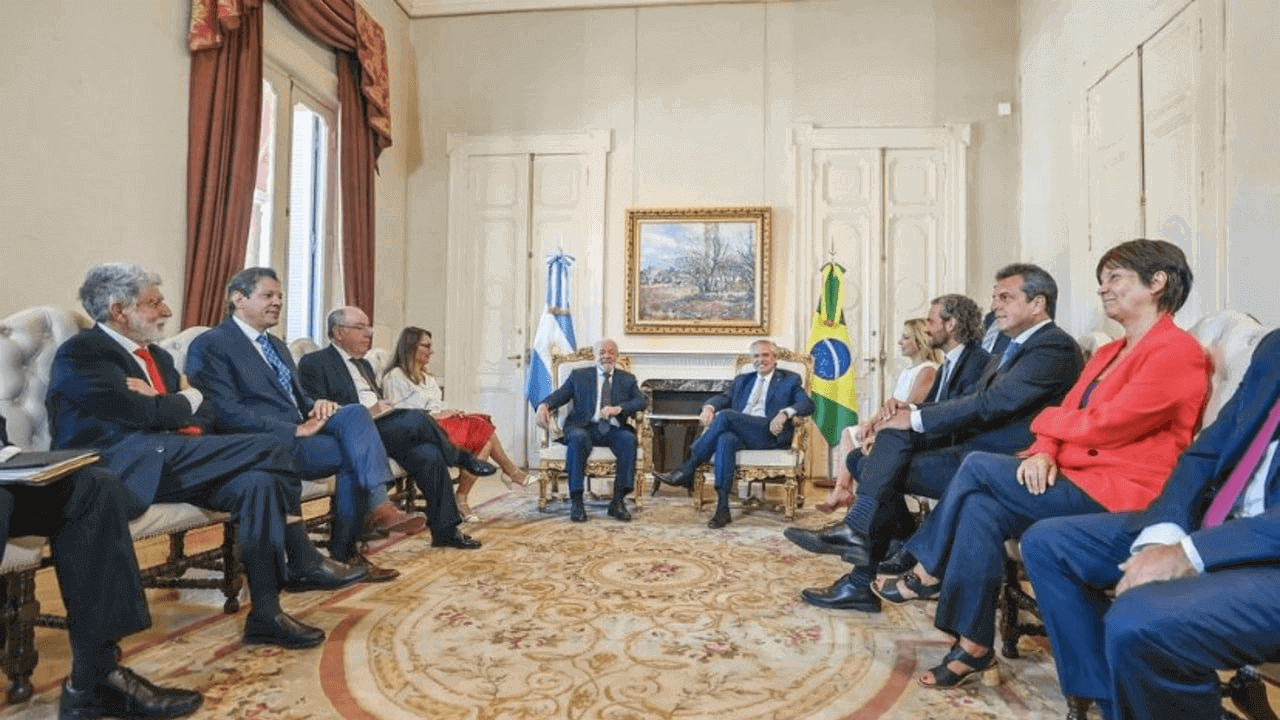 Líderes políticos reunidos na Casa Rosada, na Argentina